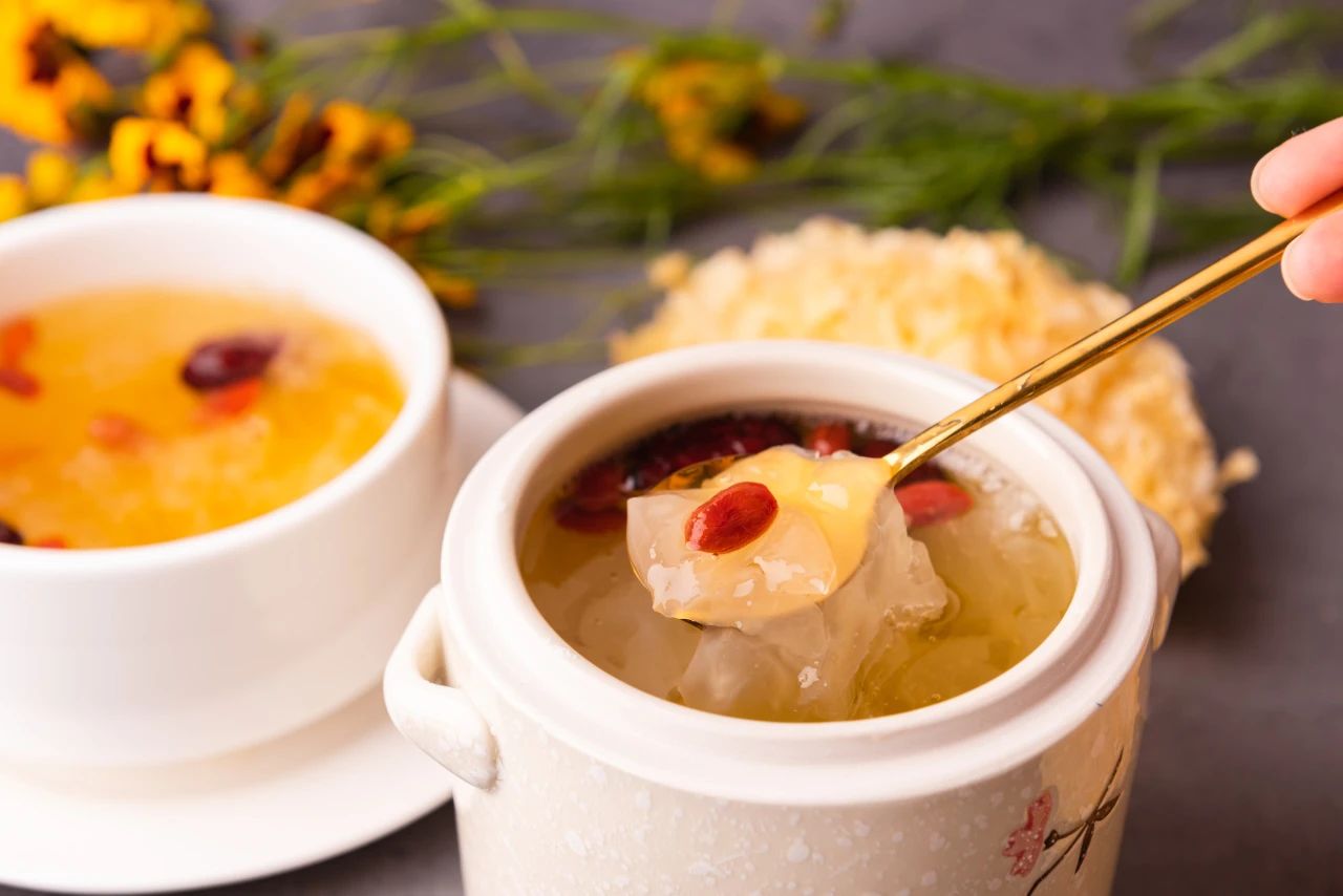 “中藥+奶茶”，這屆年輕人的養(yǎng)生局有多野？